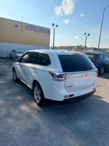 Photo of 2014 White Mitsubishi Outlander