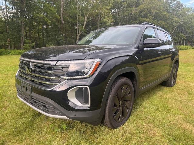 Photo of 2024 Deep Black Pearl Volkswagen Atlas