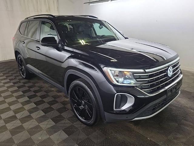 Photo of 2024 Deep Black Pearl Volkswagen Atlas