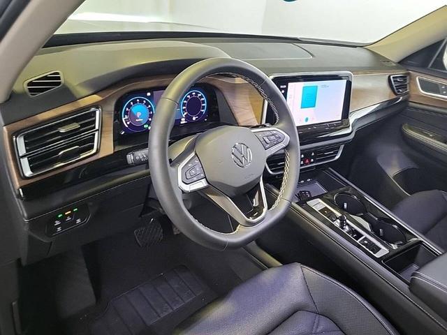 Photo of 2024 Deep Black Pearl Volkswagen Atlas