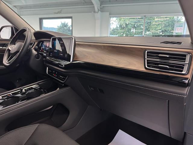 Photo of 2024 Deep Black Pearl Volkswagen Atlas
