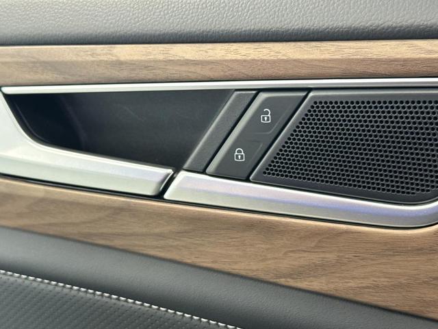 Photo of 2024 Deep Black Pearl Volkswagen Atlas