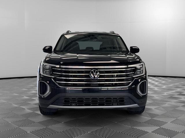 Photo of 2024 Deep Black Pearl Volkswagen Atlas