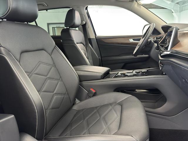 Photo of 2024 Deep Black Pearl Volkswagen Atlas