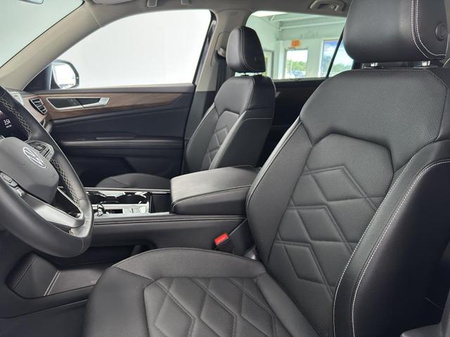 Photo of 2024 Deep Black Pearl Volkswagen Atlas