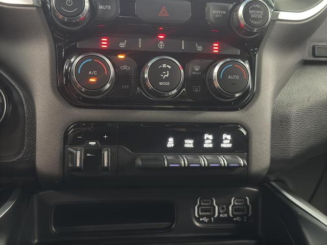 Photo of 2022 Diamond Black Crystal Pearlcoat RAM 1500
