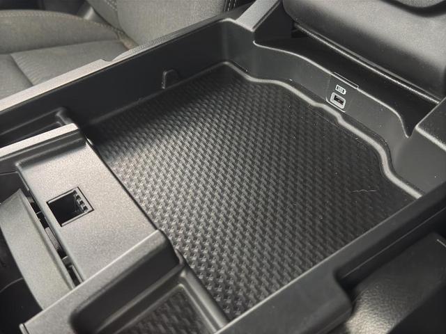 Photo of 2022 Diamond Black Crystal Pearlcoat RAM 1500