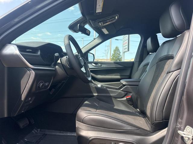 Photo of 2025 Baltic Gray Metallic Clearcoat Jeep Grand Cherokee L