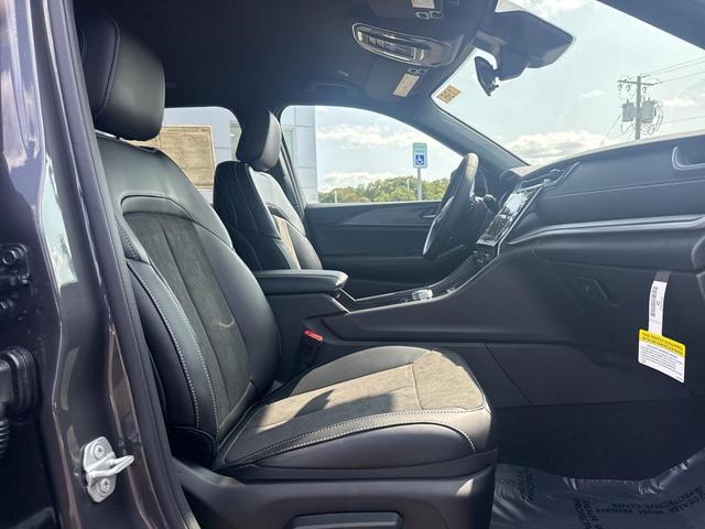 Photo of 2025 Baltic Gray Metallic Clearcoat Jeep Grand Cherokee L