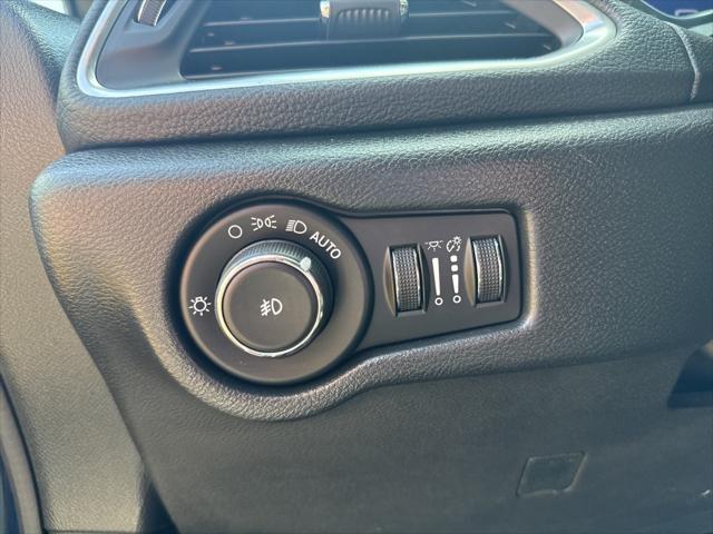 Photo of 2023 Fathom Blue Pearlcoat Chrysler Pacifica