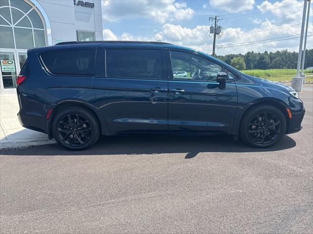 Photo of 2023 Fathom Blue Pearlcoat Chrysler Pacifica