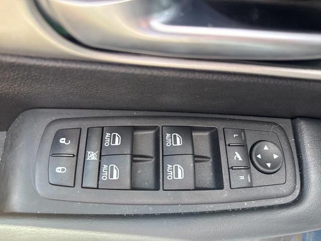 Photo of 2023 Fathom Blue Pearlcoat Chrysler Pacifica