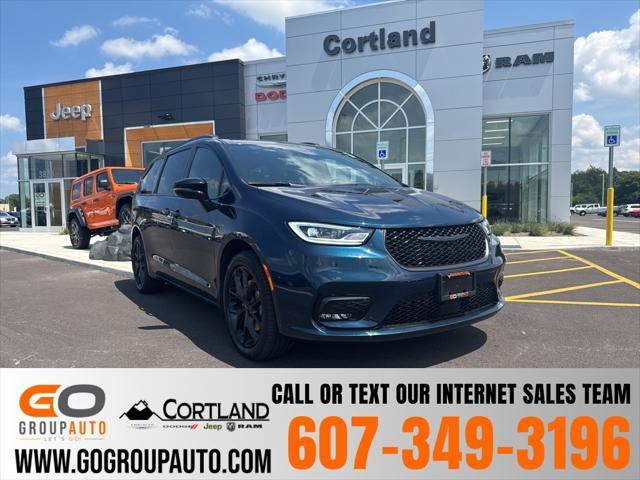 Photo of 2023 Fathom Blue Pearlcoat Chrysler Pacifica