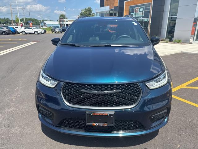 Photo of 2023 Fathom Blue Pearlcoat Chrysler Pacifica
