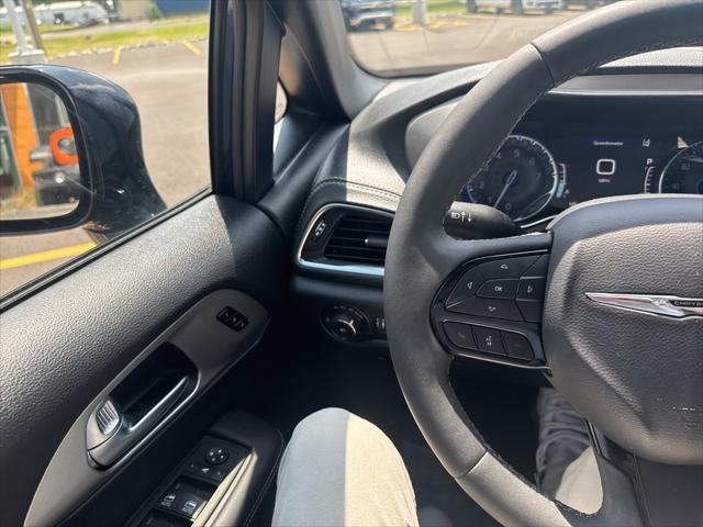 Photo of 2023 Fathom Blue Pearlcoat Chrysler Pacifica