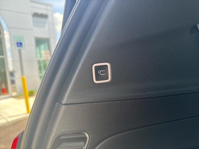 Photo of 2023 Fathom Blue Pearlcoat Chrysler Pacifica