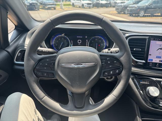 Photo of 2023 Fathom Blue Pearlcoat Chrysler Pacifica