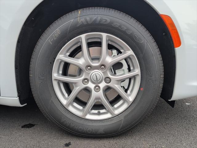 Photo of 2025 Bright White Clearcoat Chrysler Pacifica