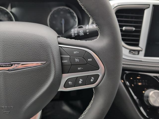 Photo of 2025 Bright White Clearcoat Chrysler Pacifica