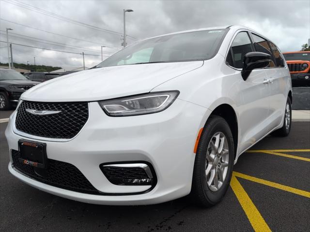 Photo of 2025 Bright White Clearcoat Chrysler Pacifica