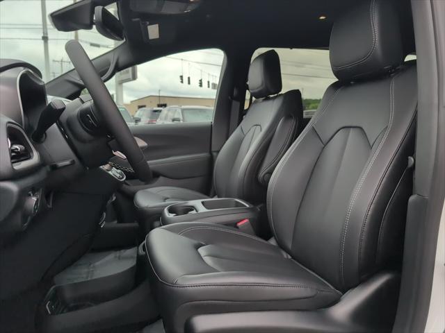 Photo of 2025 Bright White Clearcoat Chrysler Pacifica