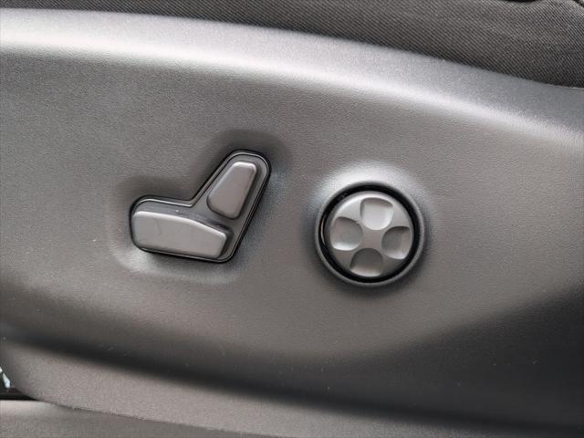 Photo of 2025 Bright White Clearcoat Chrysler Pacifica