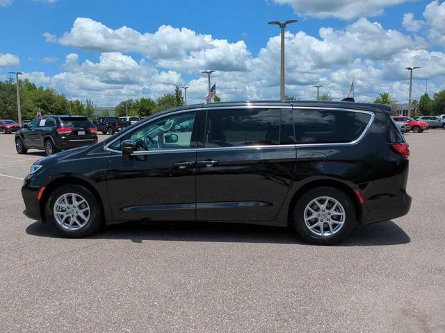 Photo of 2023 Brilliant Black Crystal Pearlcoat Chrysler Pacifica