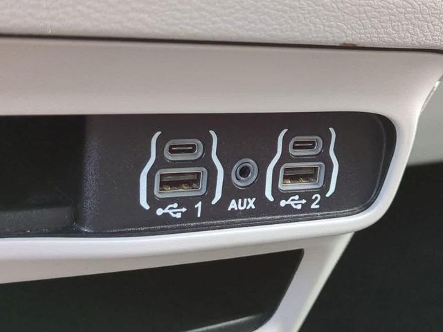 Photo of 2023 Brilliant Black Crystal Pearlcoat Chrysler Pacifica