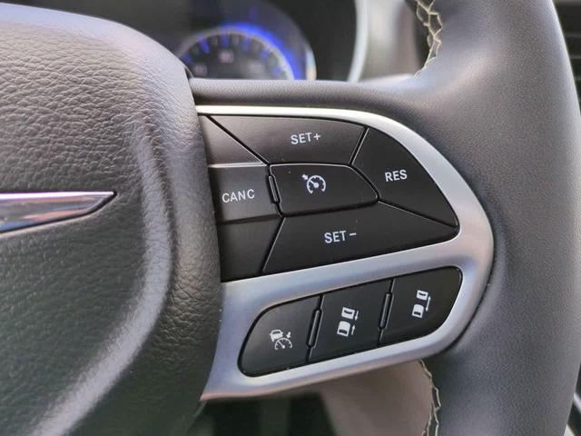 Photo of 2023 Brilliant Black Crystal Pearlcoat Chrysler Pacifica