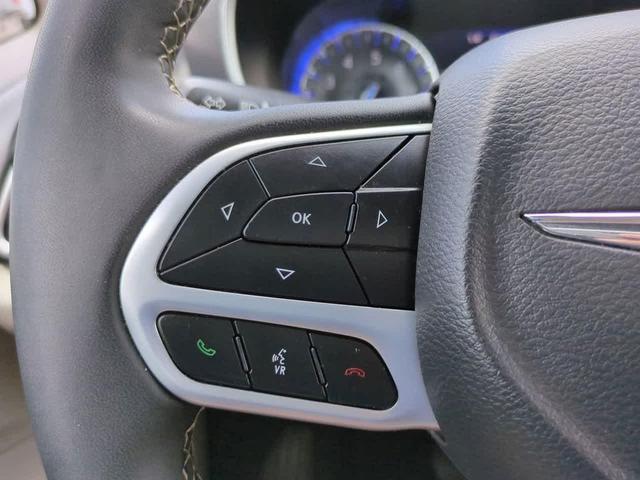 Photo of 2023 Brilliant Black Crystal Pearlcoat Chrysler Pacifica