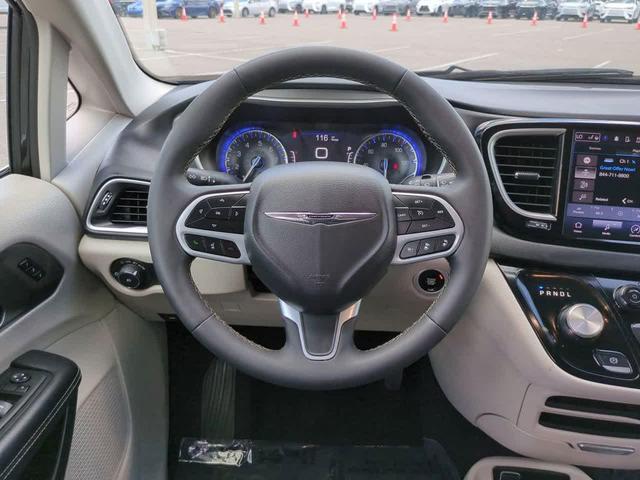 Photo of 2023 Brilliant Black Crystal Pearlcoat Chrysler Pacifica