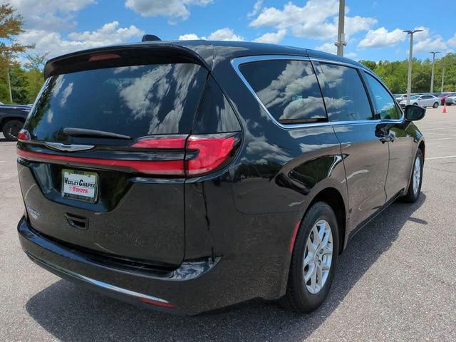 Photo of 2023 Brilliant Black Crystal Pearlcoat Chrysler Pacifica