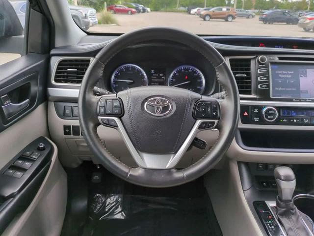 Photo of 2019 Midnight Black Metallic Toyota Highlander