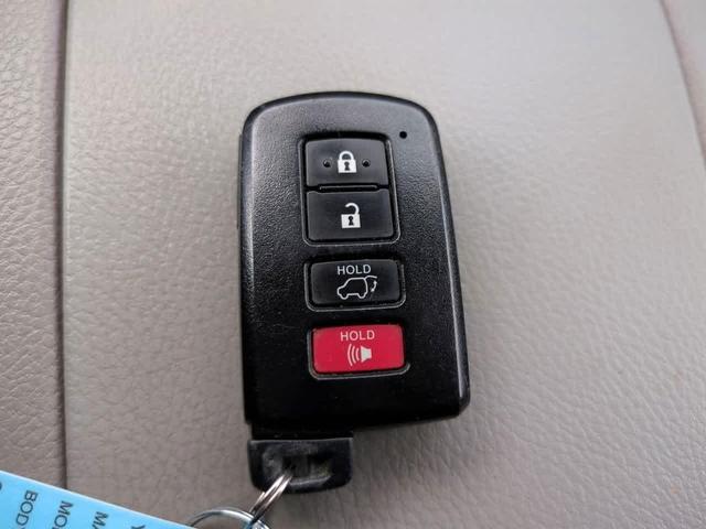 Photo of 2019 Midnight Black Metallic Toyota Highlander