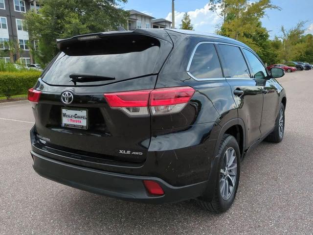 Photo of 2019 Midnight Black Metallic Toyota Highlander