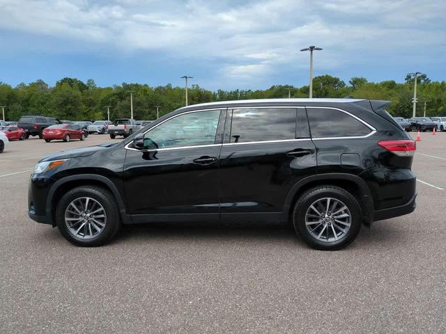 Photo of 2019 Midnight Black Metallic Toyota Highlander
