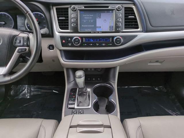 Photo of 2019 Midnight Black Metallic Toyota Highlander