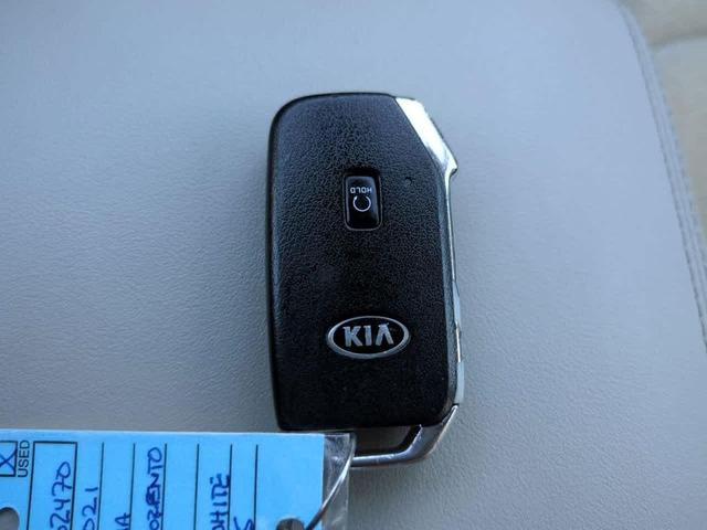 Photo of 2021 Glacial White Pearl Kia Sorento