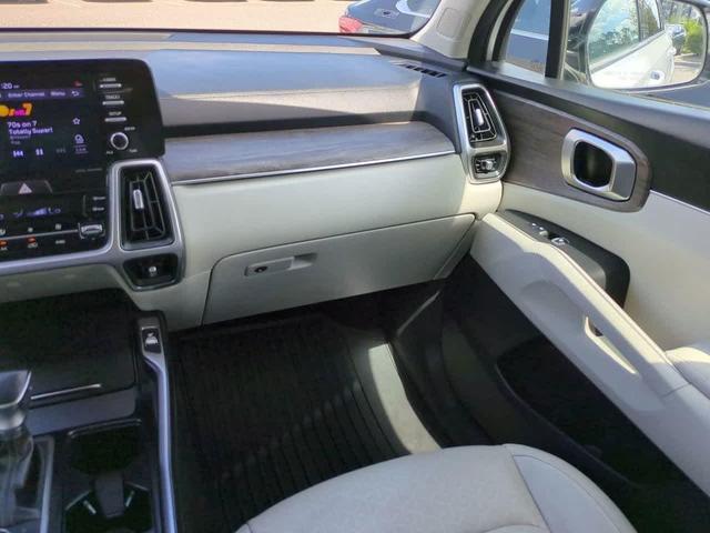 Photo of 2021 Glacial White Pearl Kia Sorento