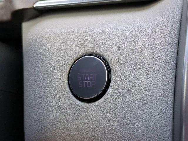 Photo of 2021 Glacial White Pearl Kia Sorento