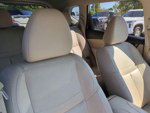 Photo of 2017 Pearl White Nissan Rogue
