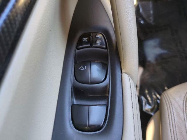 Photo of 2017 Pearl White Nissan Rogue
