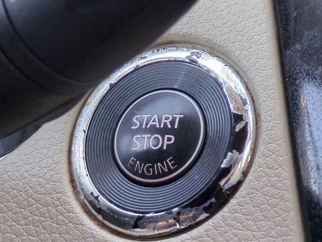 Photo of 2017 Pearl White Nissan Rogue