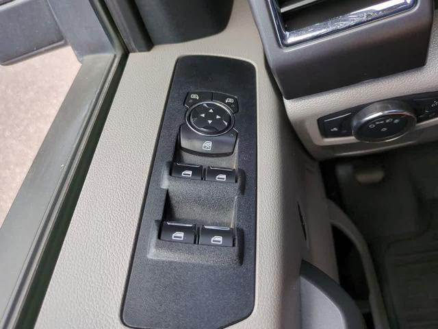 Photo of 2017 Oxford White Ford F-350