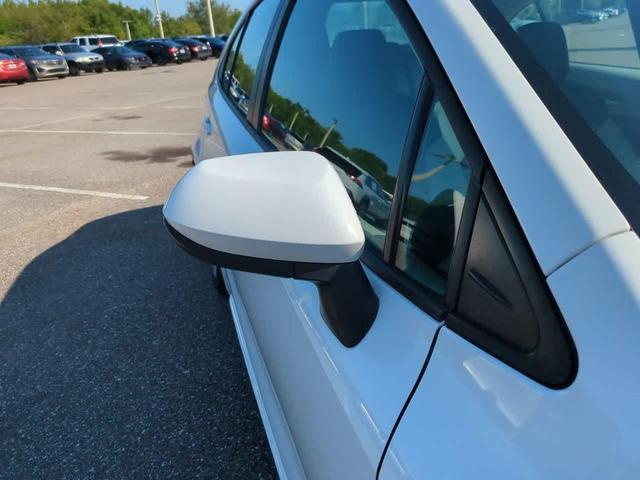 Photo of 2021 Super White Toyota Corolla
