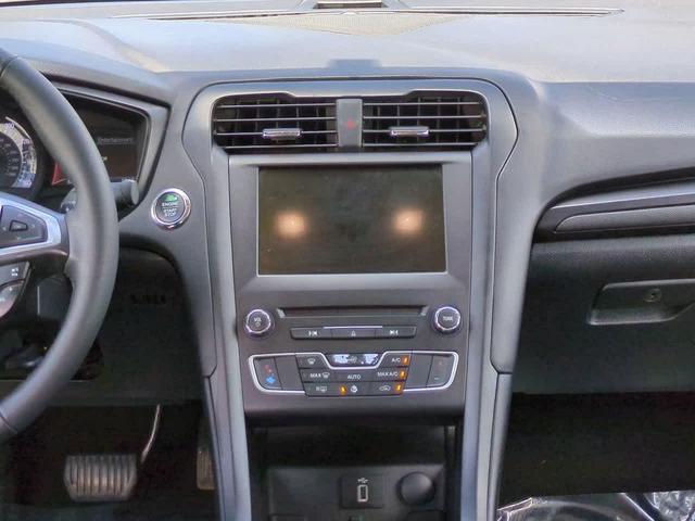 Photo of 2018 Oxford White Ford Fusion