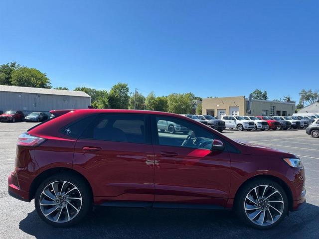 Photo of 2019 Ruby Red Metallic Tinted Clearcoat Ford Edge