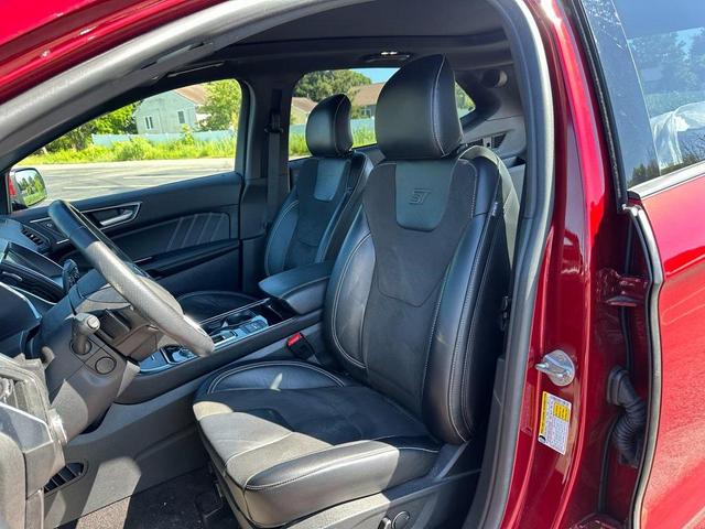 Photo of 2019 Ruby Red Metallic Tinted Clearcoat Ford Edge
