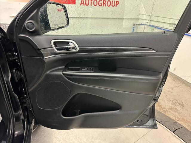Photo of 2022 Diamond Black Crystal Pearlcoat Jeep Grand Cherokee
