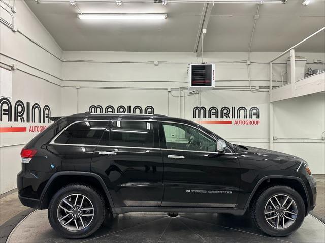 Photo of 2022 Diamond Black Crystal Pearlcoat Jeep Grand Cherokee